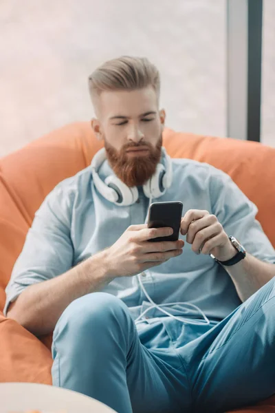 Homme se reposant dans son bureau — Photo de stock