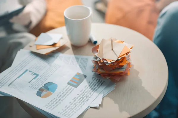 Gráficos comerciales y notas sobre la mesa - foto de stock