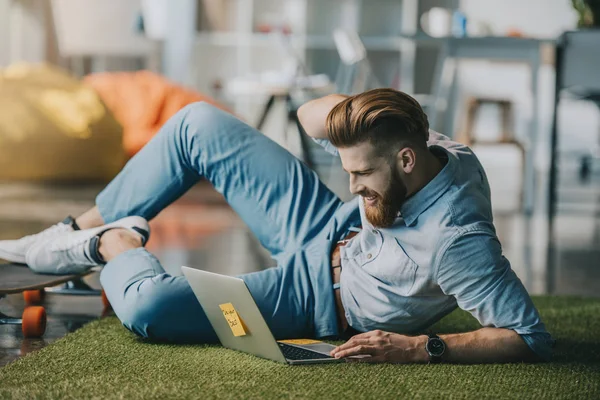 Hombre usando ordenador portátil - foto de stock