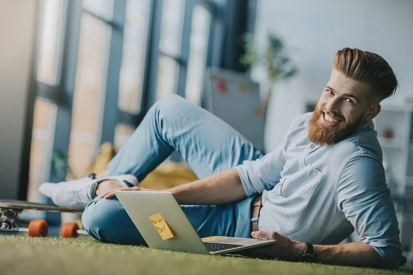 Hombre usando ordenador portátil — Stock Photo