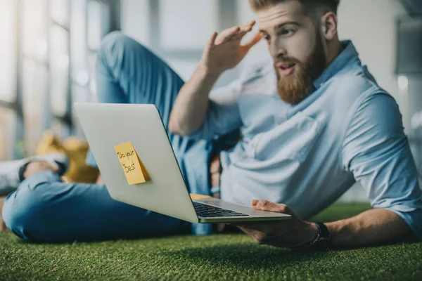 Homme utilisant un ordinateur portable — Photo de stock