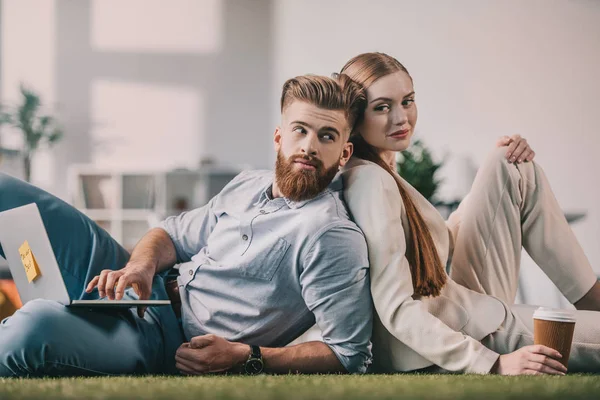 Young businessman and businesswoman — Stock Photo