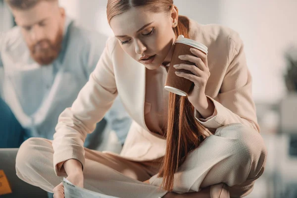 Jeune femme d'affaires avec documents — Photo de stock