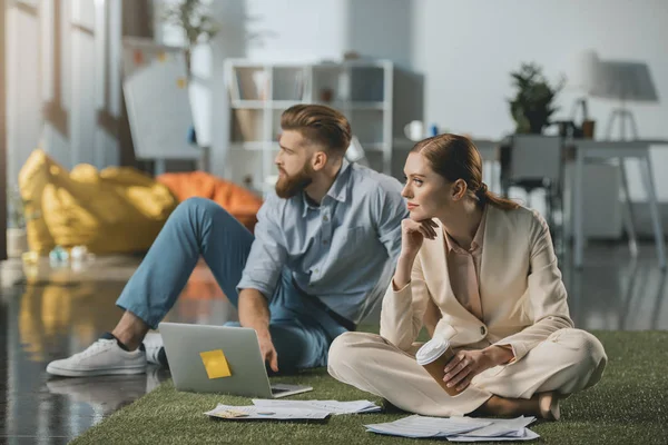 Joven empresario y empresaria — Stock Photo