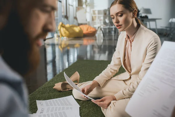 Young businessman and businesswoman — Stock Photo