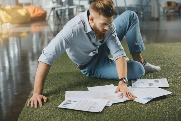 Homme d'affaires travaillant avec des graphiques — Photo de stock