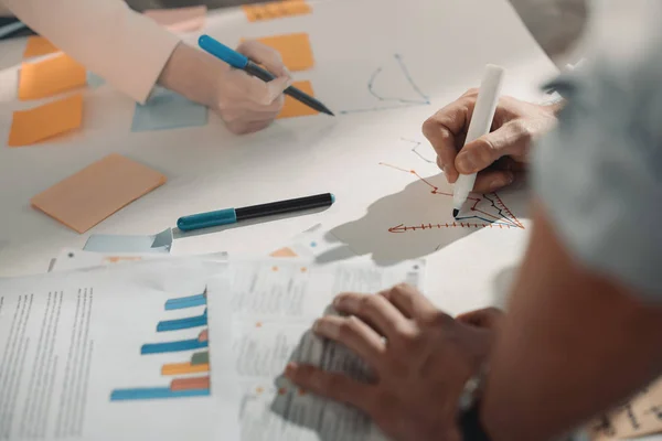 Gente de negocios trabajando con gráficos - foto de stock