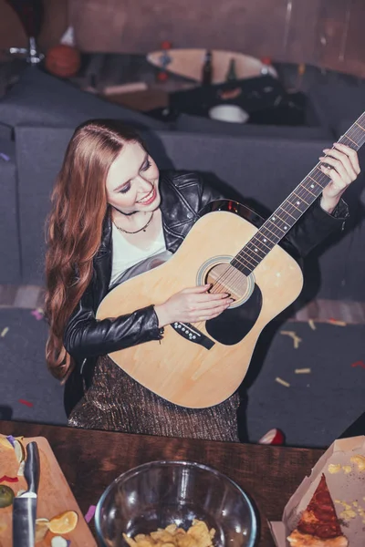 Woman playing guitar — Stock Photo