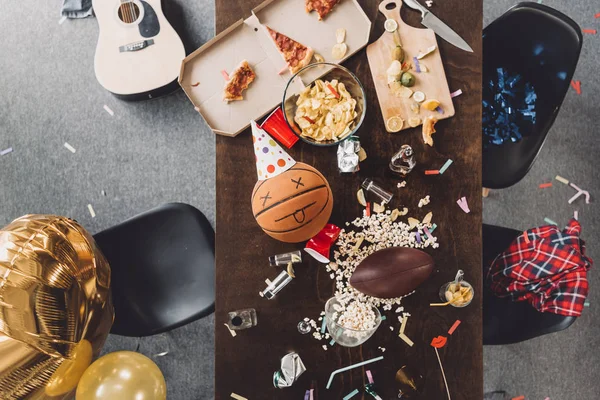 Table désordonnée après la fête — Photo de stock