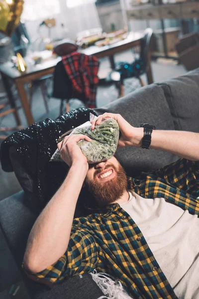 Jeune homme après la fête — Photo de stock