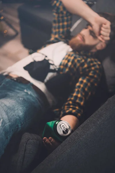 Joven después de la fiesta - foto de stock