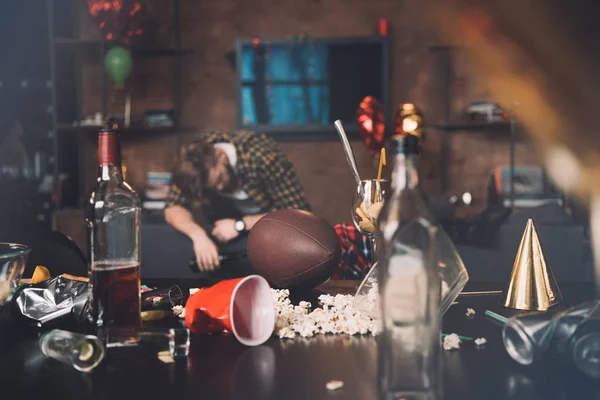 Joven después de la fiesta - foto de stock