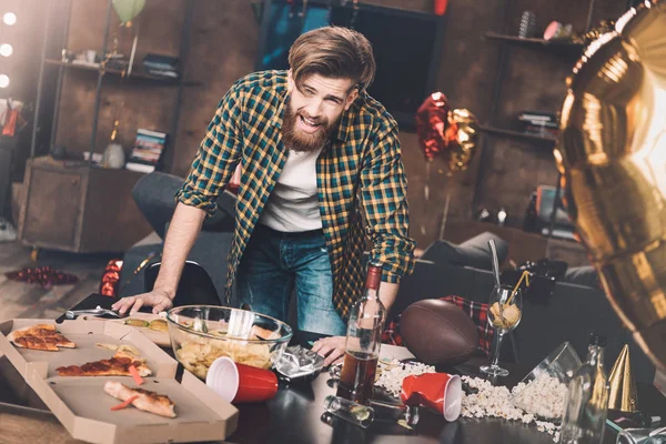 Joven después de la fiesta - foto de stock