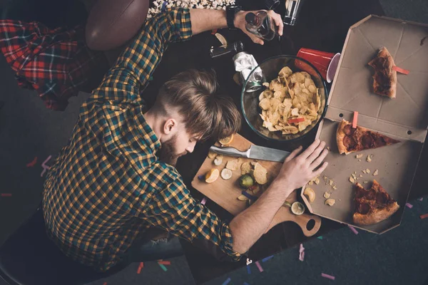 Joven después de la fiesta - foto de stock