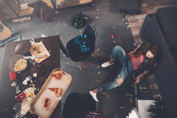 Mujer joven después de la fiesta - foto de stock