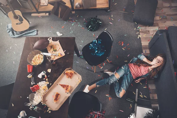 Mujer joven después de la fiesta - foto de stock