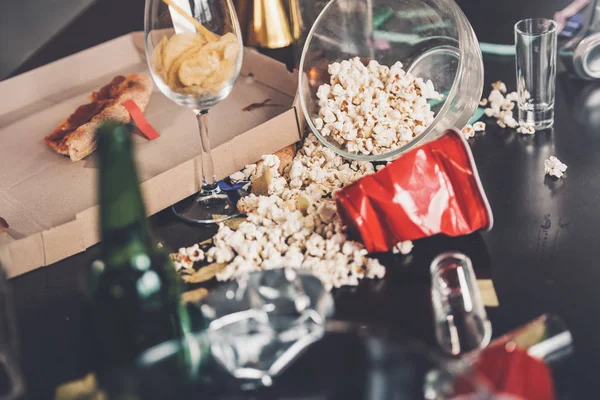 Table désordonnée après la fête — Photo de stock