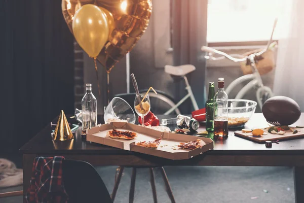 Tabella disordinata dopo la festa — Foto stock