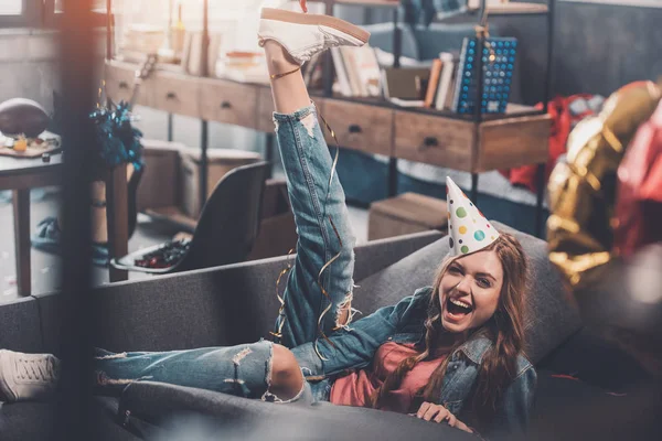 Frau mit Geburtstagshut — Stockfoto
