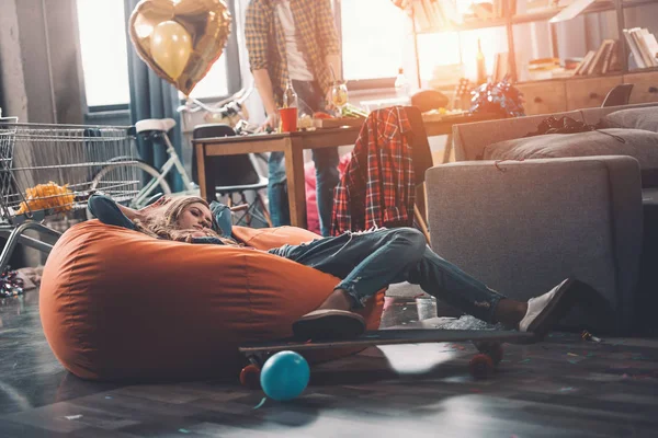 Mujer cansada descansando en la silla beanbag — Stock Photo