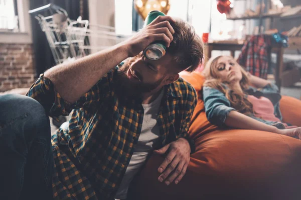 Mann mit Kopfschmerzen hält Bier in der Hand — Stockfoto