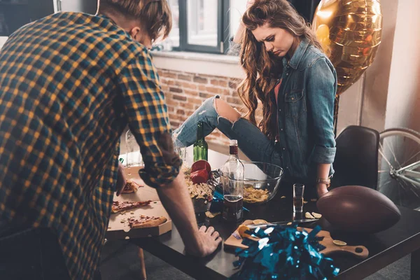 Pareja limpieza desordenado habitación - foto de stock