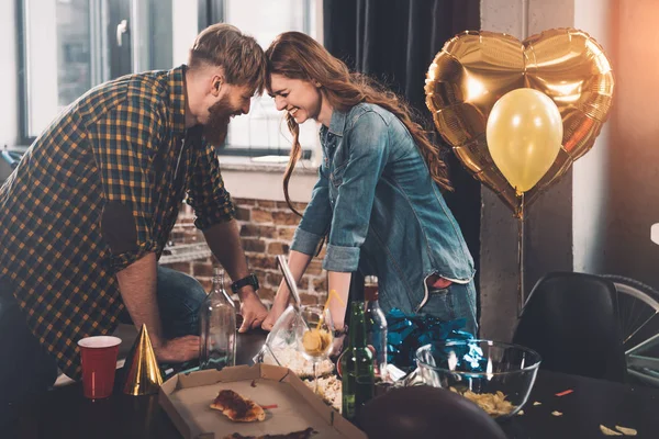 Pareja limpieza desordenado habitación - foto de stock