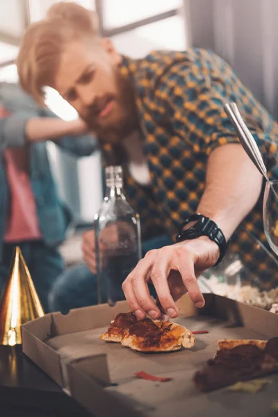 Людина їсть піци — стокове фото