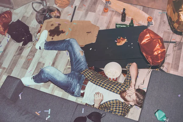 Uomo sdraiato sul pavimento — Foto stock