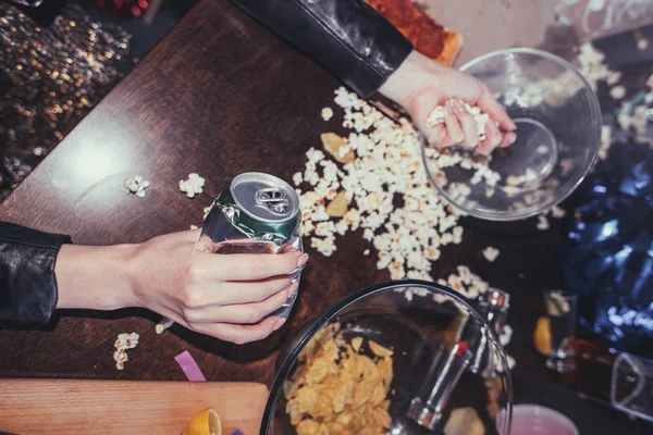 Femme mangeant du pop-corn — Photo de stock