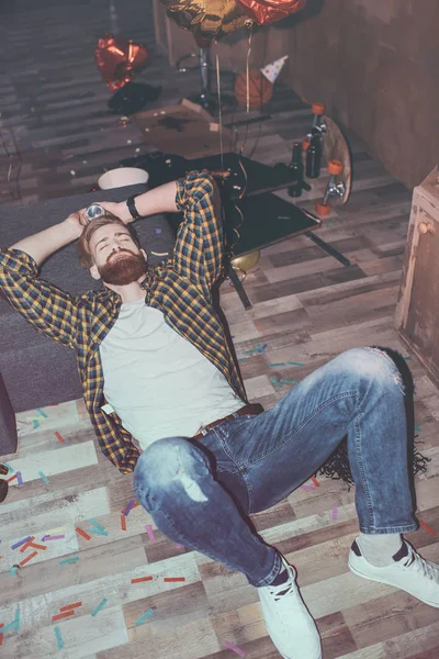 Мужчина лежит на полу — стоковое фото