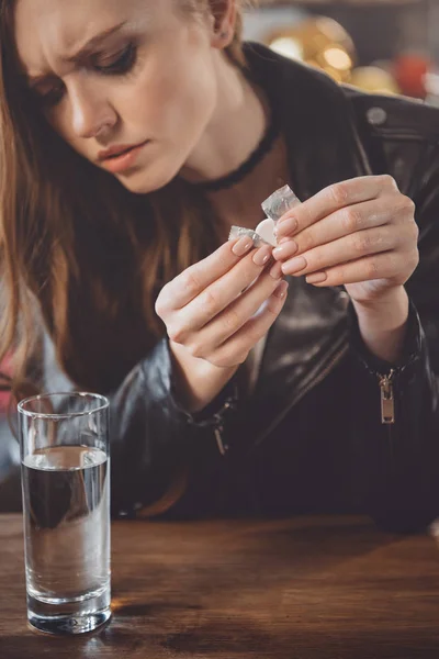 Mujer con resaca con medicamentos - foto de stock