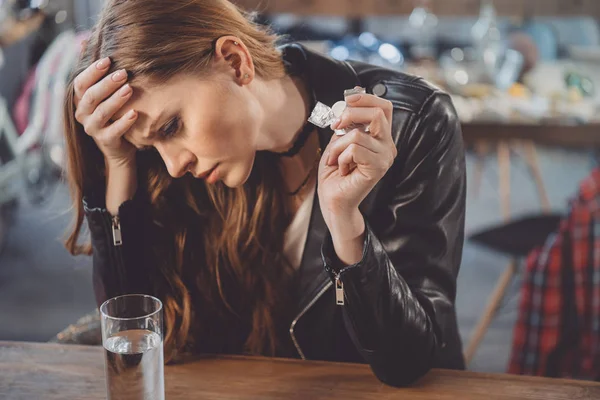 Mujer con resaca con medicamentos - foto de stock