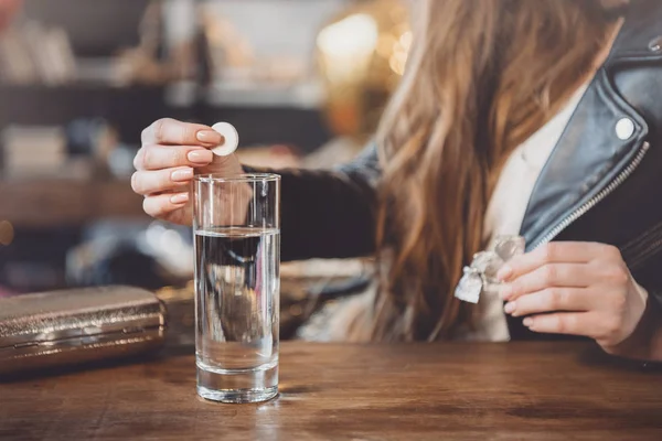 Donna con postumi di sbornia con medicinali — Foto stock