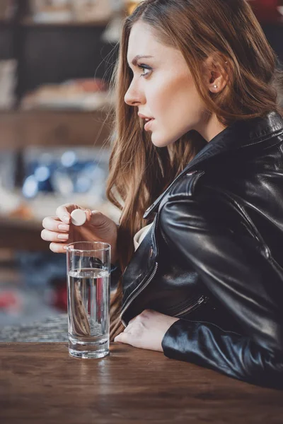 Mujer con resaca con medicamentos - foto de stock