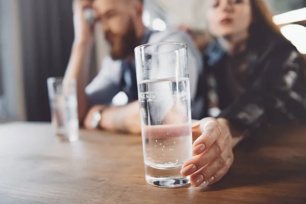 Hombre y mujer con resaca - foto de stock