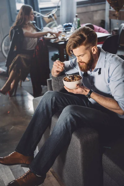 Mann isst Cornflakes — Stockfoto