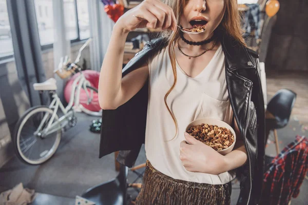 Жінка їсть кукурудзяні пластівці — стокове фото