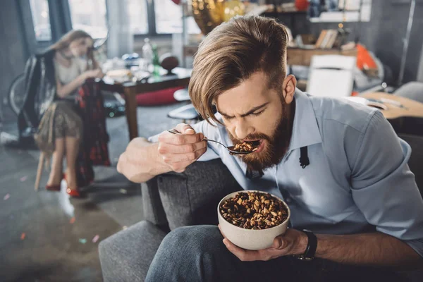 Uomo che mangia corn flakes — Foto stock