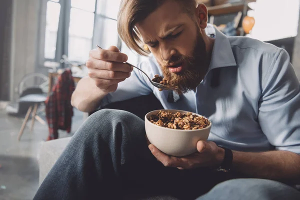 Mann isst Cornflakes — Stockfoto