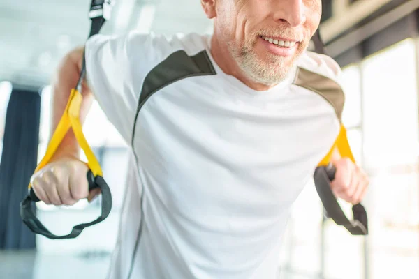 Entrenamiento de deportista con banda de resistencia - foto de stock