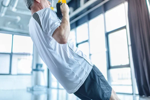 Entrenamiento de deportista con banda de resistencia - foto de stock