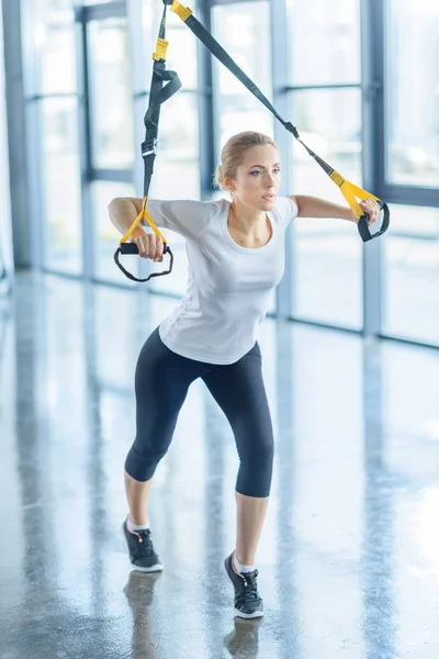 Sportlerin trainiert mit Widerstandsband — Stockfoto