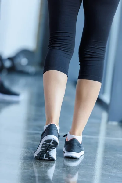 Sportliche Frau im Fitnessstudio — Stockfoto