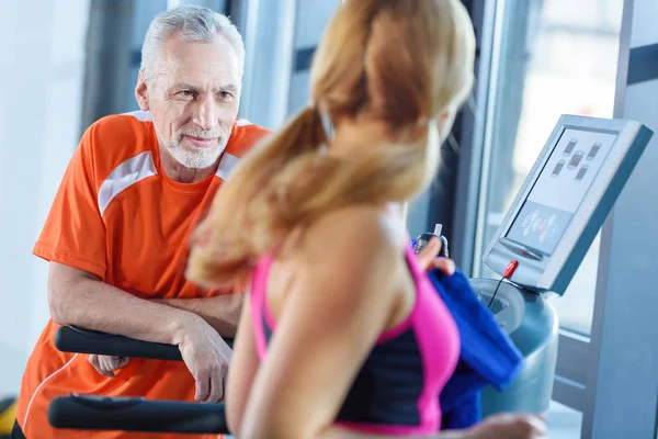 Entrenadora y deportista en gimnasio - foto de stock