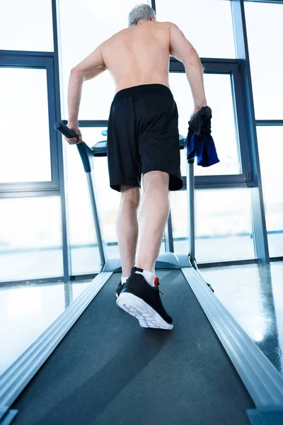 Maduro deportista en gimnasio - foto de stock