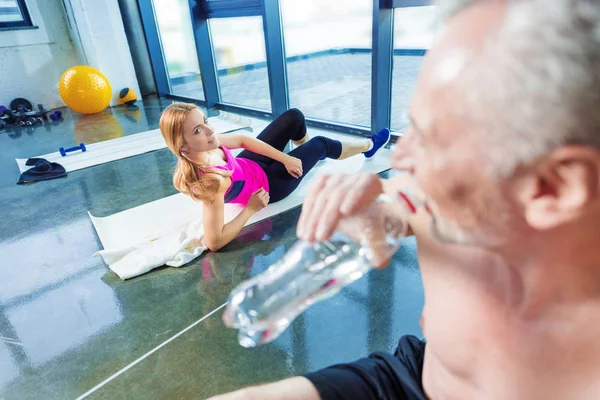 Hombre y mujer deportistas en el gimnasio - foto de stock