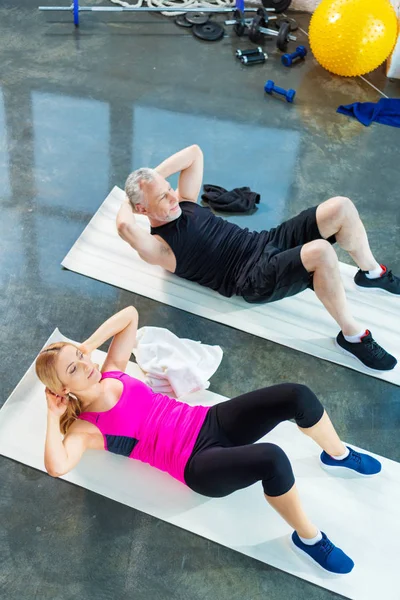 Hombre y mujer deportistas en el gimnasio - foto de stock