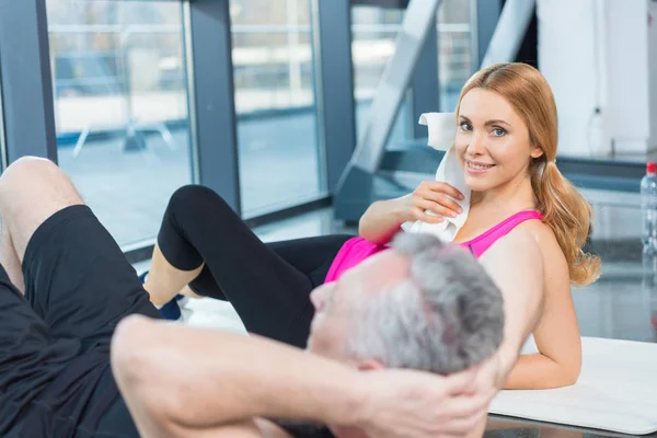 Sportlicher Mann und Frau im Fitnessstudio — Stockfoto