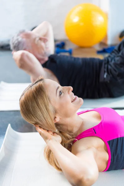 Sporty man and woman in gym — Stock Photo